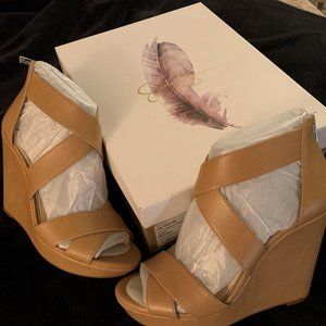 JESSICA SIMPSON JAYDEN WEDGES IN BUFF (TAN) IN 8.5 NEVER BEEN WORN, ORIGINAL BOX